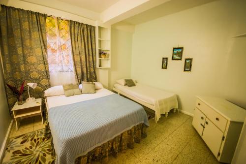 卡斯特里维加天堂小宁静旅馆的一间卧室设有两张床和窗户。
