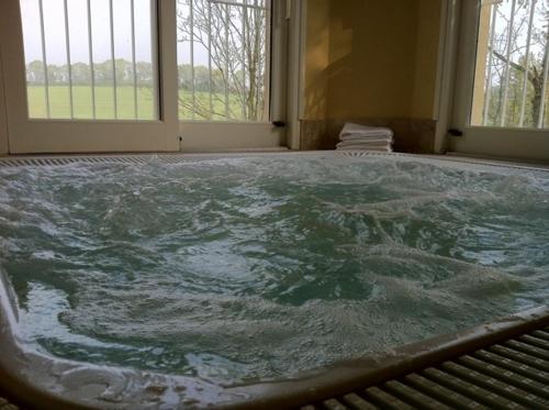 穆莱玛乔莲之家酒店的窗户旁装满水的大浴缸