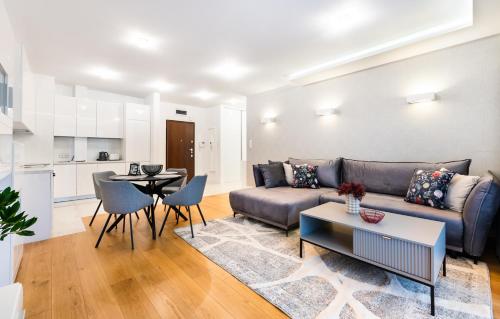 华沙Wilanów Dream & Heaven Apartments的客厅配有沙发和桌子