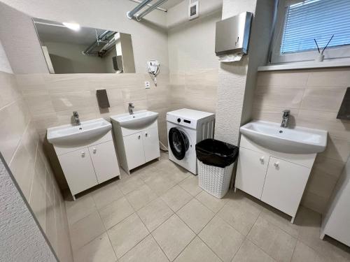 巴尔代约夫Hostel H18的一间带两个盥洗盆和洗衣机的浴室