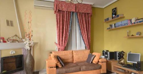 阿罗约莫利诺斯H1-Habitación sublime cama doble luminosa A/C WIFI的带沙发和窗户的客厅