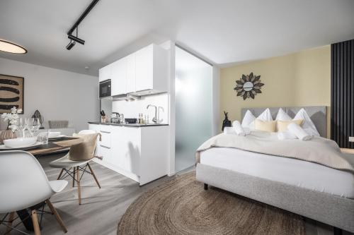 施利特尔斯MaxStudio Premium Apartment Zillertal mit Bergblick的一间带大床的卧室和一间厨房