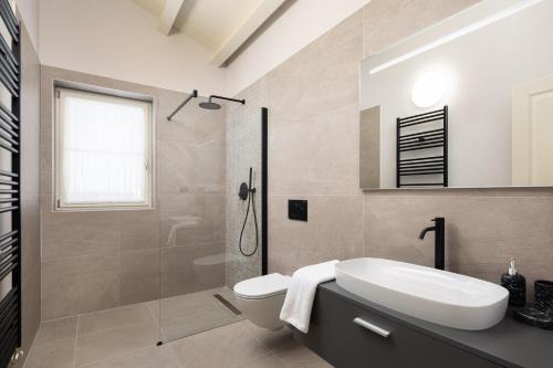 布罗托尼贾Villa Harmony by ILC (Istria Luxury Collection)的浴室配有卫生间、盥洗盆和淋浴。