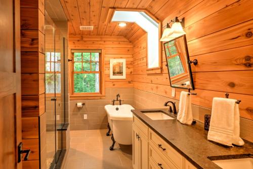 LaughlintownSugar Berry-Remodeled Laughlintown Craftsman Home!的一间带水槽、淋浴和卫生间的浴室