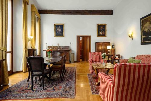 米兰Piazza DUOMO - Antico Appartamento dell'800的客厅配有桌椅