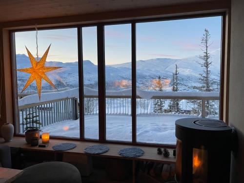 GaustablikkAstonishing Mountain Lodge at the top of Gaustablikk, 25m2 west facing terrace, 3 bedrooms的窗户享有雪覆盖的山脉美景
