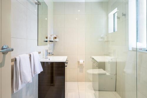 伯马吉The Anchorage Bermagui的白色的浴室设有水槽和卫生间。