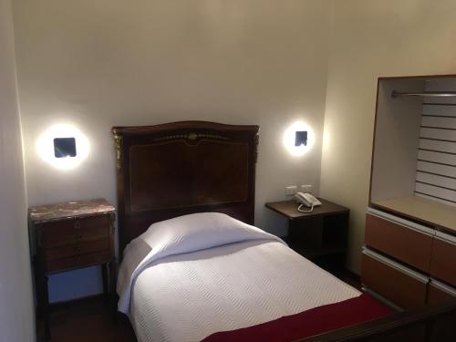 拉巴斯La casa de Teresita的一间卧室配有床、两个床头柜和电话