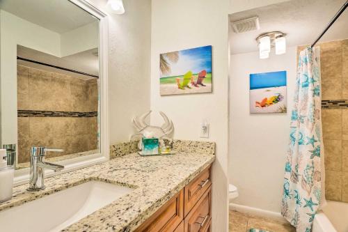北迈尔斯堡Pet-Friendly Fort Myers Home with Heated Pool!的一间带水槽、浴缸和卫生间的浴室