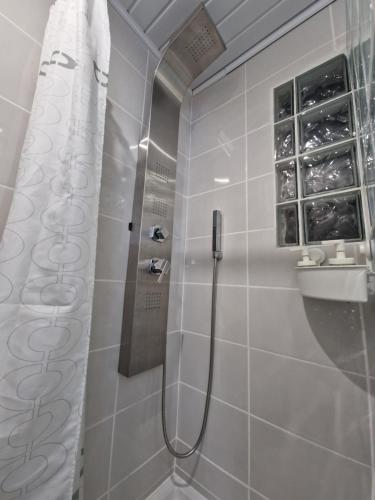 科维良Moradia T2 em bairro pitoresco da Covilhã的带淋浴和浴帘的浴室