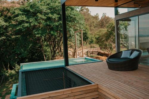 南卡希亚斯Casas na montanha - Villa Montegrappa的一个带小型游泳池的甲板和椅子
