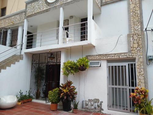 巴兰基亚La Habitación Perfecta的白色的房子,设有门和阳台