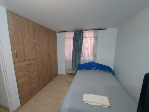 波哥大Apartamento Luna 170的一间小卧室,配有床和窗户
