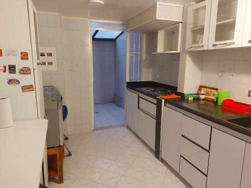 波哥大Apartamento Luna 170的厨房配有炉灶和冰箱。