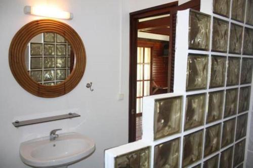 乌图罗阿赖阿特阿岛机场简易别墅度假屋的一间带水槽和镜子的浴室