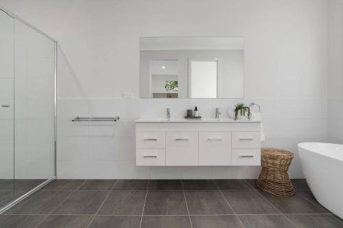 Callala BayThe Quarterdeck的白色的浴室设有浴缸和水槽。