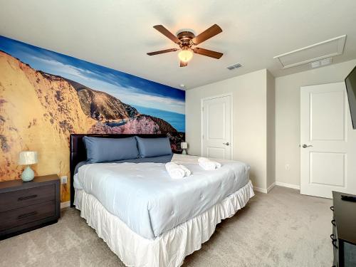 达文波特Windsor Island Vacation Pool Home的一间卧室配有一张床和吊扇
