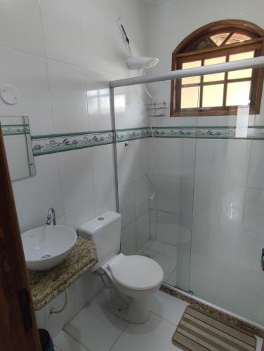 阿拉鲁阿马Recanto de Araruama的白色的浴室设有卫生间和水槽。