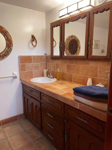 恩塞纳达港Baja Azul的一间带水槽和镜子的浴室