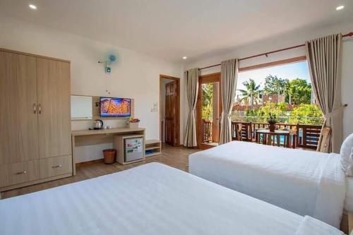 富国Mộc Lam Bungalow Phú Quốc的酒店客房设有两张床和一个阳台。