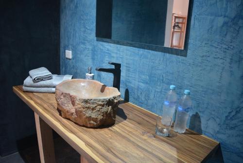 帕洛米诺Casa La Rayanna的木制柜台上带石水槽的浴室