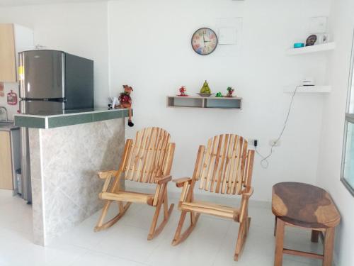 辛塞莱霍MALALA3 depa amoblado的厨房配有两把椅子和带冰箱的台面
