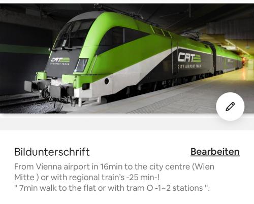 维也纳Sehr Zentrale Wohnung-Loftstyle-的一辆绿色火车停在火车站