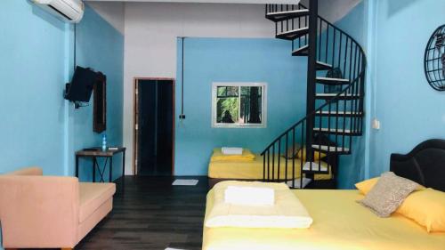 Ban Ton Liangกอบสุข รีสอร์ท2 k02的一间带床和螺旋楼梯的客厅