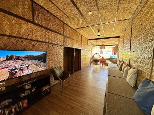 科隆BAMBAM Hostel的客厅设有壁挂式平面电视。