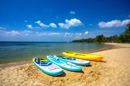 富国Ocean Bay Phu Quoc Resort and Spa的海滩上排成一排的冲浪板
