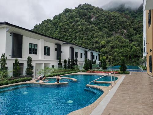 怡保Cozy Suite with 270 Degree Mountain and Theme Park Views的一座山前的游泳池