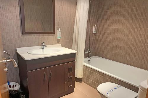卡尼略卡尼略3000公寓的浴室配有盥洗盆、卫生间和浴缸。