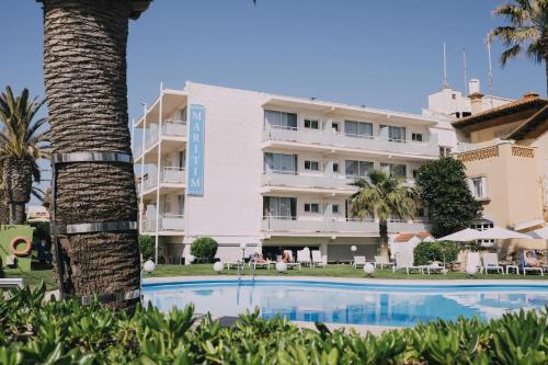 锡切斯苏布尔酒店的从游泳池可欣赏到酒店景色