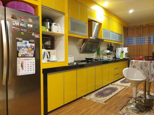 芙蓉Mountain View Homestay的厨房配有黄色橱柜和冰箱
