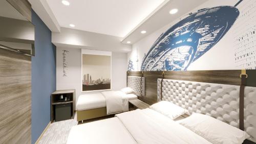 名古屋Travelodge Nagoya Sakae的一间卧室配有两张床和壁画