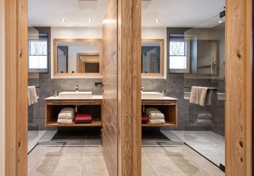 巴特霍夫加施泰因Apartment NH96 inklusive kostenfreiem Eintritt in die Alpentherme的浴室设有2个水槽和2面镜子