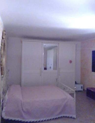 伦蒂尼Independent apartment from Vincenza的卧室配有白色的床和窗户