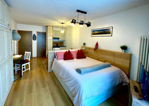 皮拉Pila 29的一间卧室配有一张带红色和蓝色枕头的大床