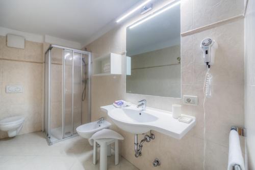 修希Eden Apartments的一间带水槽、淋浴和卫生间的浴室