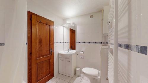 韦尔比耶La Ruinette - Mondzeu 259的白色的浴室设有卫生间和水槽。