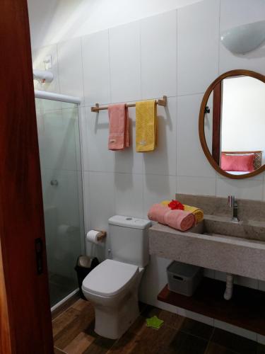伊尔哈德博伊巴Cafofo de Dri的一间带卫生间、水槽和镜子的浴室