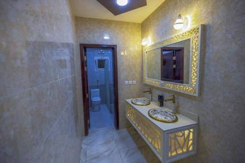 欧拉Villa Mans 2的浴室设有2个水槽、镜子和卫生间。