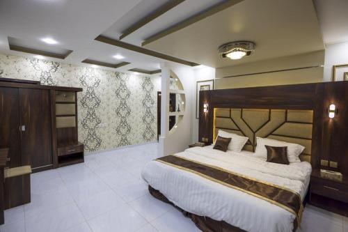 欧拉Villa Mans 2的一间卧室,卧室内配有一张大床