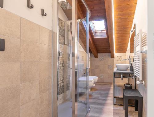 奥斯塔Hotel Mon Émile的一间带玻璃淋浴和卫生间的浴室