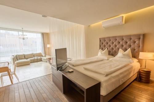 EnnetbadenLimmathof Baden - Boutique Haus & Spa的一间卧室配有一张大床和一张书桌