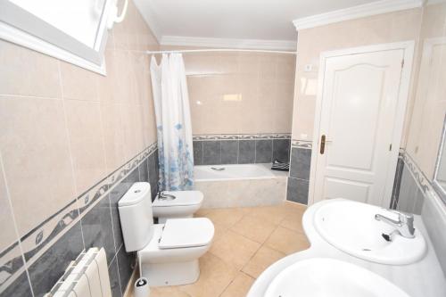 哈维亚Casa Robyn Javea - 5022的浴室设有2个卫生间、水槽和浴缸。