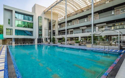 孟买蕨类植物住宅酒店的一座室内游泳池,位于一座建筑中