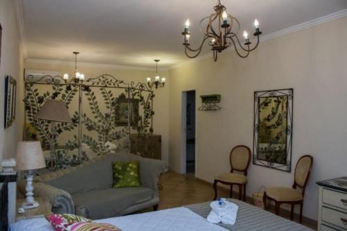 蒂拉登特斯Pousada Hospedaria da Villa的带沙发和吊灯的客厅