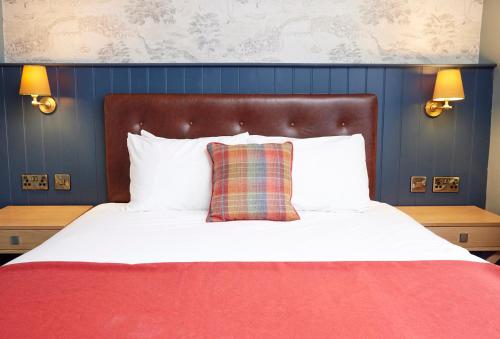 莱斯特Castle Hotel by Chef & Brewer Collection的一间卧室配有一张带红色毯子的大床