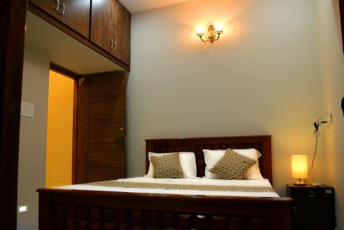 蓬蒂切里Sri Apartment 2BHK For Familys Couples Parking A1的卧室配有一张墙壁上灯床。